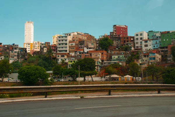 SALVADOR, BAHIA, BRASIL: Rua com casas modernas na cidade. O bairro pobre, as chamadas favelas — Fotografia de Stock