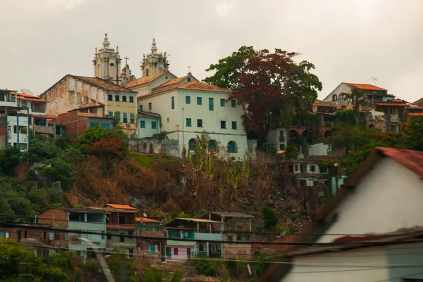 SALVADOR, BAHIA, BRASILE: Via con case moderne in città. Il povero quartiere, le cosiddette favelas — Foto Stock
