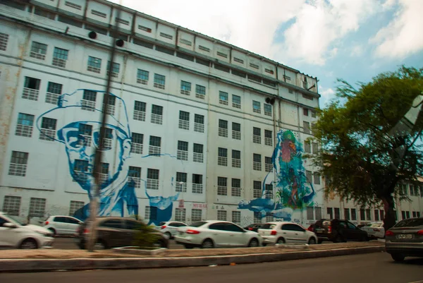 SALVADOR, BAHIA, BRASIL: Calle con casas modernas en la ciudad — Foto de Stock