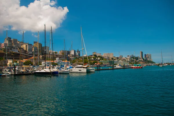 Salvador, Bahia, Brazília: gyönyörű táj gyönyörű kilátás nyílik a városra a vízből. Házak, felhőkarcolók, hajók és látnivalók. — Stock Fotó