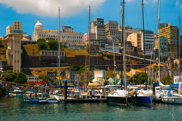 SALVADOR, BAHIA, BRAZIL: Beautiful Landscape with beautiful views of the city from the water. Houses, skyscrapers, ships and sights. — Stock Photo, Image