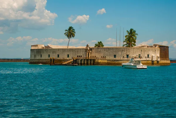 Salvador, Brasilien: Fort San Marcelo i Salvador Bahia. Top utsikt över hamnstaden Salvador. — Stockfoto