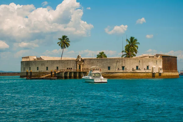 Salvador, Brasilien: Fort San Marcelo i Salvador Bahia. Top utsikt över hamnstaden Salvador. — Stockfoto