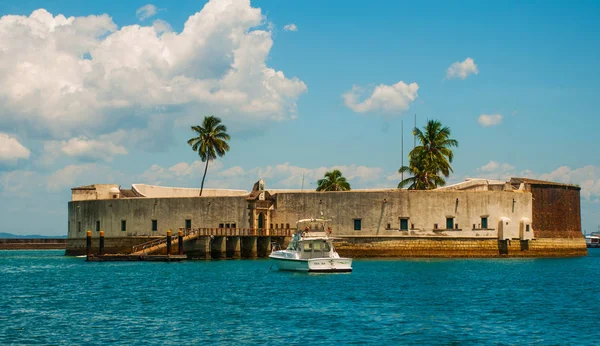 Salvador, Brasilien: Fort San Marcelo i Salvador Bahia. Top utsikt över hamnstaden Salvador. — Stockfoto