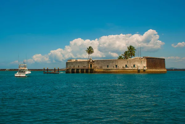 Salvador, Brasilien: Fort San Marcelo i Salvador Bahia. Top utsikt över hamnstaden Salvador. — Stockfoto