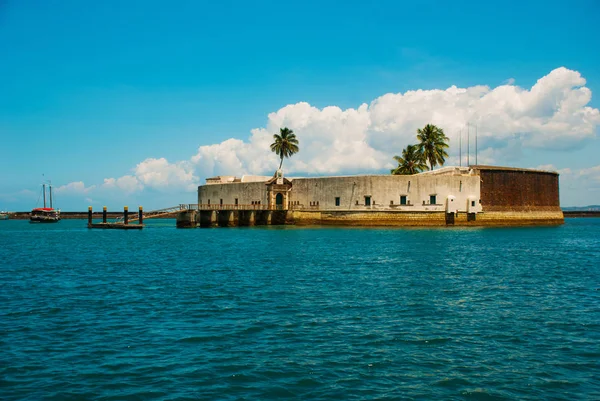 Salvador, Brasilien: Fort San Marcelo i Salvador Bahia. Top utsikt över hamnstaden Salvador. — Stockfoto