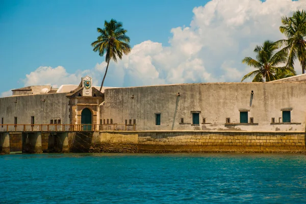 Salvador, Brasilien: Fort San Marcelo i Salvador Bahia. Top utsikt över hamnstaden Salvador. — Stockfoto