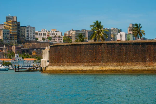 Salvador, Bahia, Brezilya: Sudan şehrin güzel manzarası ile güzel manzara. Evler, gökdelenler, gemiler ve turistik yerler. — Stok fotoğraf