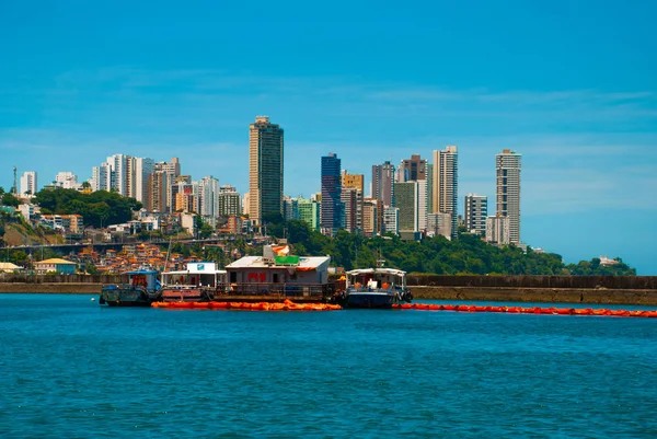 SALVADOR, BAHIA, BRASIL: Bela paisagem com belas vistas da cidade a partir da água. Casas, arranha-céus, navios e pontos turísticos . — Fotografia de Stock