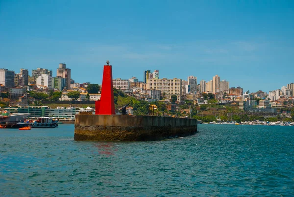 Salvador, Bahia, Brezilya: Sudan şehrin güzel manzarası ile güzel manzara. Evler, gökdelenler, gemiler ve turistik yerler. — Stok fotoğraf