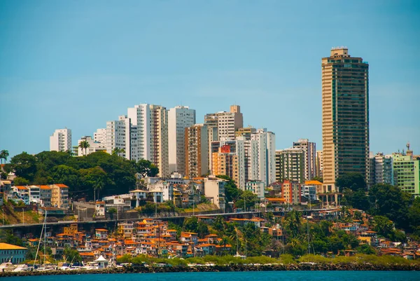 Salvador, bahia, brasilien: wunderschöne landschaft mit schöner aussicht auf die stadt vom wasser aus. Häuser, Wolkenkratzer, Schiffe und Sehenswürdigkeiten. — Stockfoto