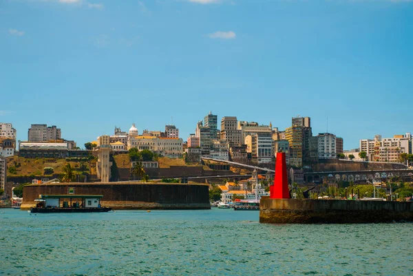 Salvador, Bahia, Brezilya: Sudan yılın güzel manzarasına sahip manzara. Evler, gökdelenler ve manzaralar. — Stok fotoğraf