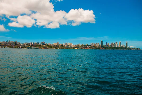 Salvador, bahia, brasilien: schöne landschaft mit blick auf die stadt. Häuser, Wolkenkratzer, Bucht, Hafen und Lichter. — Stockfoto