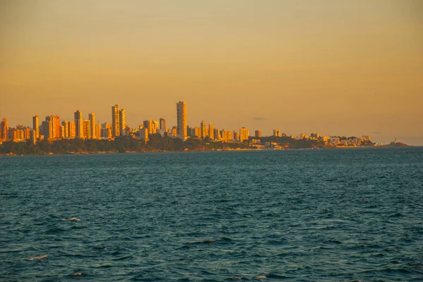 SALVADOR, BAHIA, BRAZIL: Beautiful view of the city at sunset. Skyscrapers, houses, sea. — Stock Photo, Image