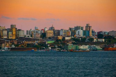 Salvador, Bahia, Brezilya: Gün batımında şehrin güzel görünümü. Gökdelenler, evler, deniz.