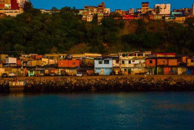 Salvador, Bahia, Brezilya: Gün batımında şehrin güzel görünümü. Gökdelenler, evler, deniz.