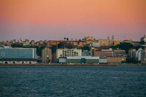 Salvador, Bahia, Brasilien: vacker utsikt över staden vid solnedgången. Skyskrapor, hus, hav. — Stockfoto