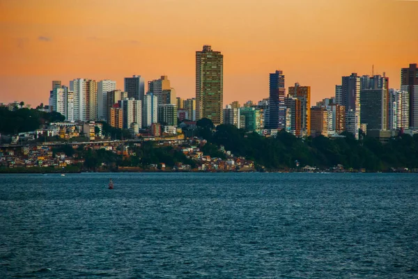 SALVADOR, BAHIA, BRASIL: Bela vista da cidade ao pôr-do-sol. Arranha-céus, casas, mar . — Fotografia de Stock