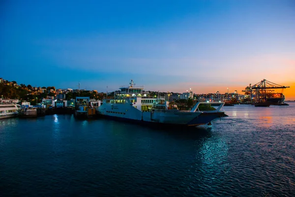 SALVADOR, BAHIA, BRASILE: Bella vista sul tramonto nel porto. Navi, traghetti e mare . — Foto Stock