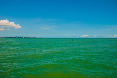 Bahia, Brezilya: Güneşli havalarda turkuaz denizi ile güzel manzara.