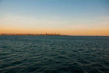 Salvador, Bahia, Brezilya: Gün batımında şehrin güzel görünümü. Gökdelenler, evler, deniz.