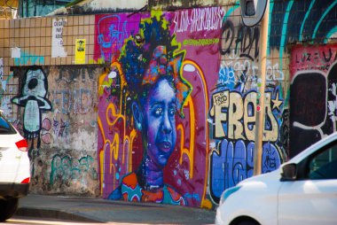 Salvador, Brezilya: Duvarda boyalar ile boyanmış güzel çizimler. Binalarda Güzel Graffiti.