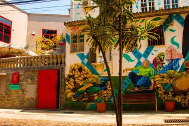 Salvador, Brezilya: Duvarda boyalar ile boyanmış güzel çizimler. Binalarda Güzel Graffiti.