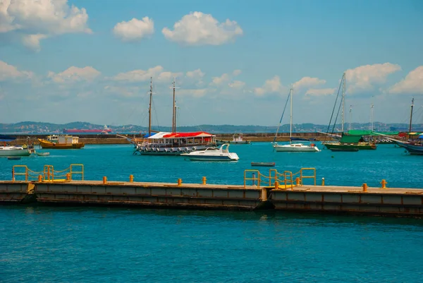 Salvador, Bahia, Brasil: Los veleros están en el muelle en el puerto de El Salvador . —  Fotos de Stock