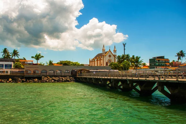 Věra Cruz, Bahia, Brazílie: kostel ve vesnici Mar Grande na ostrově Itaparica. — Stock fotografie