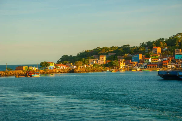 Vera Cruz, Bahia, Brésil : rouler sur le bateau de ferry en partant du terminal Bom Despacho sur l'île d'Itaparica — Photo