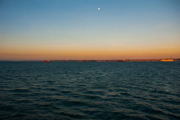 SALVADOR, BAHIA, BRAZIL: Kaunis maisema merinäköalalla auringonlaskun aikaan — kuvapankkivalokuva