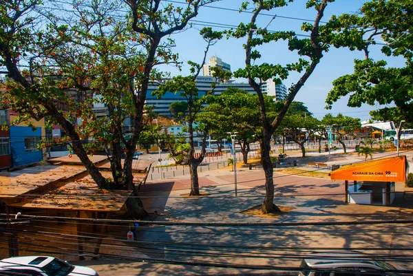 Paisaje con vistas desde arriba en la carretera, las casas y el mar en tiempo soleado. Brasil. Salvador. América del Sur —  Fotos de Stock