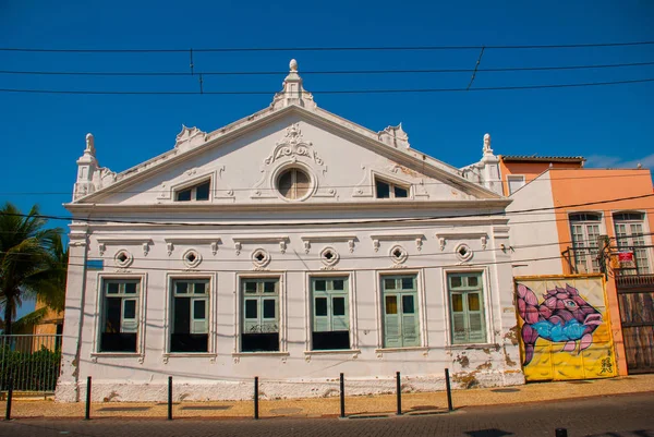 Salvador, Brazília: gyönyörű rajzok festett festékek a falon. Gyönyörű graffiti az épületek. — Stock Fotó