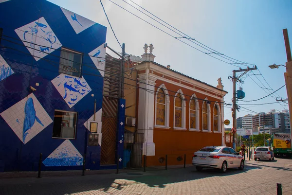 SALVADOR, BRASILE: Edificio insolito in strada con disegni di pesci . — Foto Stock