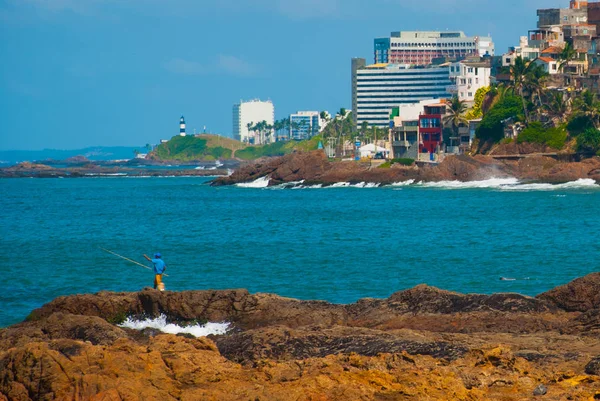 SALVADOR, BRASILE: Bellissimo paesaggio con vista su una spiaggia tropicale, le rocce e la casa sulla collina . — Foto Stock