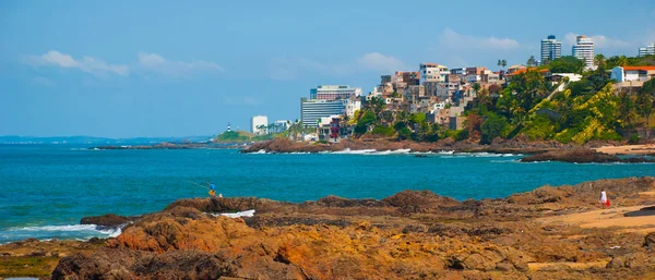 SALVADOR, BRASIL: Bela paisagem com vista para a praia tropical. Praia brasileira em tempo ensolarado — Fotografia de Stock