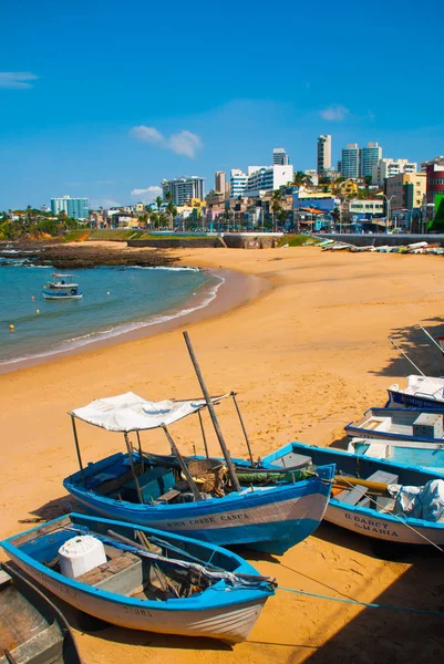 SALVADOR, BRASIL: Hermoso paisaje con vistas a la playa tropical, rocas y barcos . —  Fotos de Stock