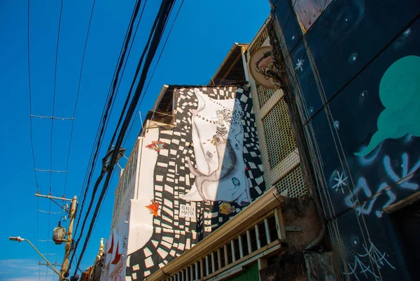 SALVADOR, BRASIL: Escena colorida de graffiti de arte urbano brasileño, cuadro pintado en la pared de la sirena — Foto de Stock