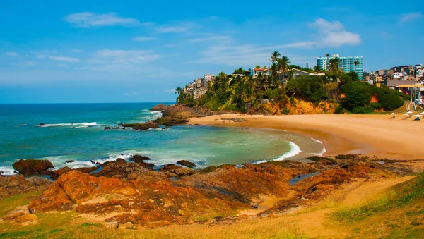 SALVADOR, BRASIL: Hermoso paisaje con vista a la playa tropical. Playa brasileña en tiempo soleado —  Fotos de Stock