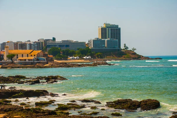 SALVADOR, BRASIL: Paisaje con vistas a la playa, rocas y rascacielos —  Fotos de Stock