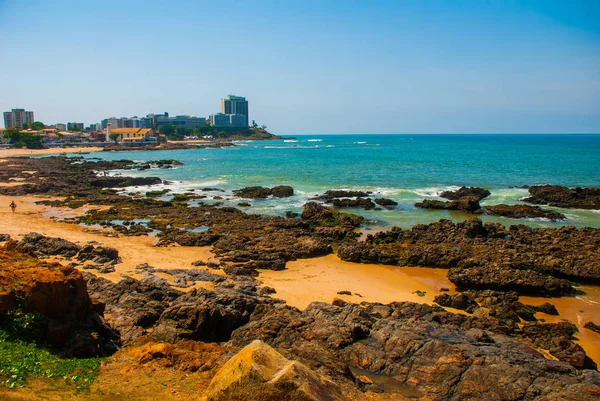 SALVADOR, BRASIL: Paisaje con vistas a la playa, rocas y rascacielos —  Fotos de Stock