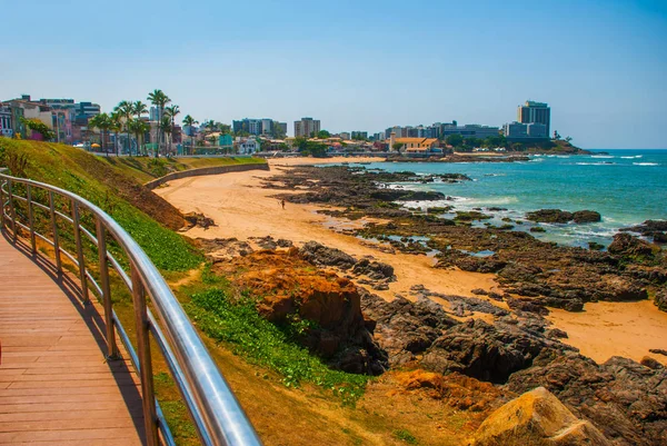 SALVADOR, BRASIL: Hermoso paisaje con vista a la playa tropical. Playa brasileña en tiempo soleado —  Fotos de Stock