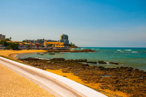 SALVADOR, BRASIL: Paisagem com vista para a praia, rochas e arranha-céus — Fotografia de Stock