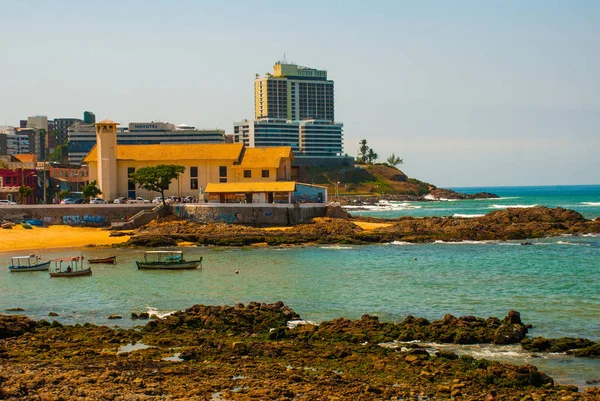 SALVADOR, BRASIL: Paisaje con vistas a la playa, rocas y rascacielos — Foto de Stock