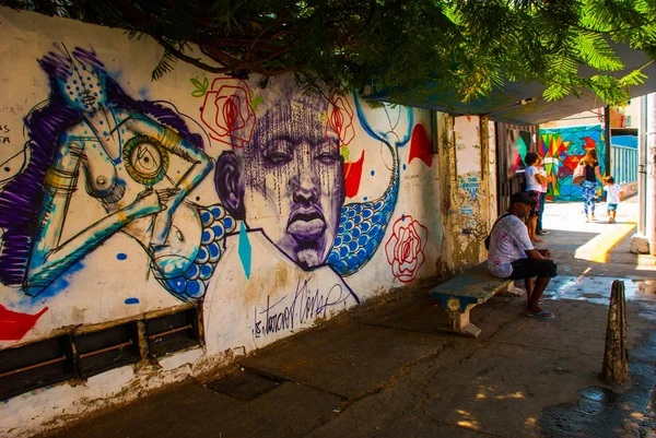 SALVADOR, BRÉSIL : Beaux dessins peints avec des peintures sur le mur. Beaux graffitis sur les bâtiments . — Photo