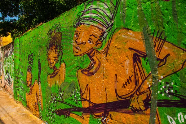 SALVADOR, BRÉSIL : Beaux dessins peints avec des peintures sur le mur. Beaux graffitis sur les bâtiments . — Photo