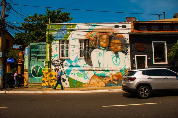 SALVADOR, BRASIL: Hermosos dibujos pintados con pinturas en la pared. Hermoso Graffiti en los edificios . — Foto de Stock