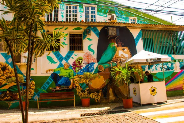 SALVADOR, BRASIL: Hermosos dibujos pintados con pinturas en la pared. Hermoso Graffiti en los edificios . —  Fotos de Stock