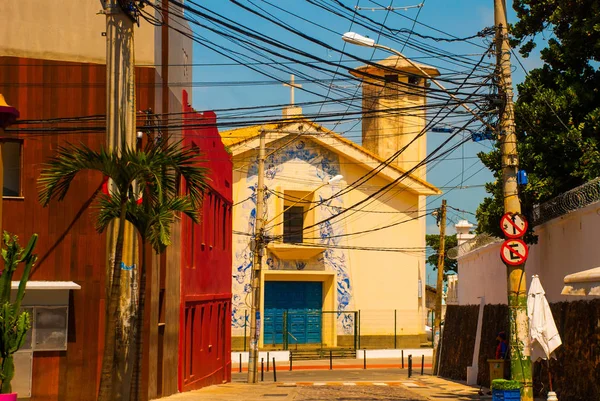 SALVADOR, BRASIL: Bela Igreja Católica com desenhos na fachada — Fotografia de Stock