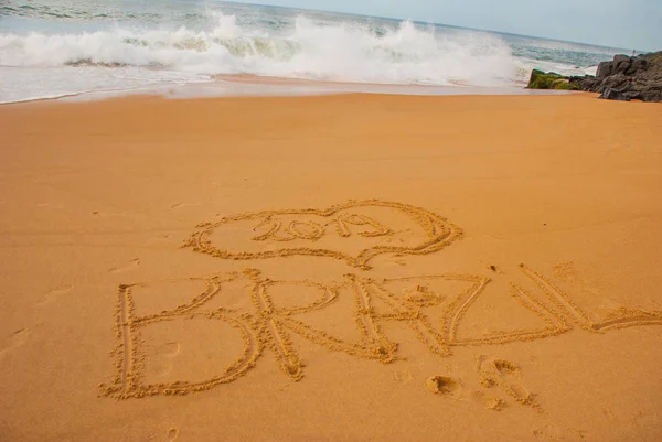 BRASIL: Inscrição na areia, desenho com o nome do país Brasil . — Fotografia de Stock